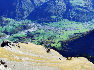 Glarus kasaba ve Ennenda Linth Nehri - Canton Glarus, İsviçre alp vadisinde yerleşim