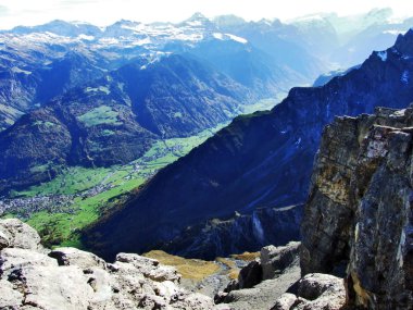 Linth Nehri - Canton Glarus, İsviçre alp Vadisi Schwanden kasaba