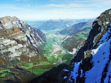 Nestal şehir ve Riedern Linth Nehri - Canton Glarus, İsviçre alp vadisinde yerleşim