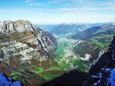 Nestal şehir ve Riedern Linth Nehri - Canton Glarus, İsviçre alp vadisinde yerleşim