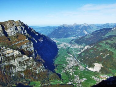 Nestal şehir ve Riedern Linth Nehri - Canton Glarus, İsviçre alp vadisinde yerleşim
