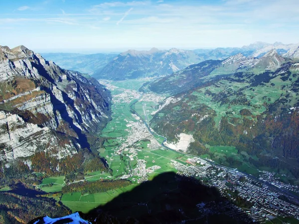Nestal şehir ve Riedern Linth Nehri - Canton Glarus, İsviçre alp vadisinde yerleşim