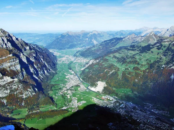 Nestal şehir ve Riedern Linth Nehri - Canton Glarus, İsviçre alp vadisinde yerleşim
