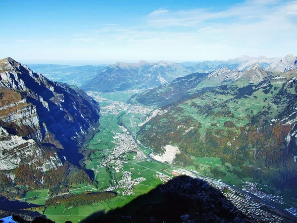Nestal şehir ve Riedern Linth Nehri - Canton Glarus, İsviçre alp vadisinde yerleşim