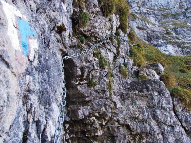 Kayalar ve taşlar Dağları'nın Glarnisch ve Vorder Glarnisch Gölü Klontalersee - Canton Glarus, İsviçre yukarıda