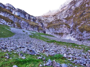Kayalar ve taşlar Dağları'nın Glarnisch ve Vorder Glarnisch Gölü Klontalersee - Canton Glarus, İsviçre yukarıda