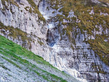 Kayalar ve taşlar Dağları'nın Glarnisch ve Vorder Glarnisch Gölü Klontalersee - Canton Glarus, İsviçre yukarıda