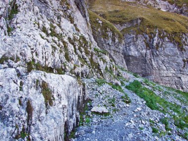 Kayalar ve taşlar Dağları'nın Glarnisch ve Vorder Glarnisch Gölü Klontalersee - Canton Glarus, İsviçre yukarıda