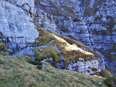 Kayalar ve taşlar Dağları'nın Glarnisch ve Vorder Glarnisch Gölü Klontalersee - Canton Glarus, İsviçre yukarıda
