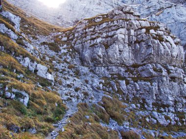 Kayalar ve taşlar Dağları'nın Glarnisch ve Vorder Glarnisch Gölü Klontalersee - Canton Glarus, İsviçre yukarıda