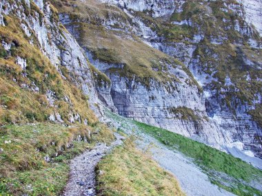 Kayalar ve taşlar Dağları'nın Glarnisch ve Vorder Glarnisch Gölü Klontalersee - Canton Glarus, İsviçre yukarıda