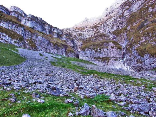 Kayalar ve taşlar Dağları'nın Glarnisch ve Vorder Glarnisch Gölü Klontalersee - Canton Glarus, İsviçre yukarıda
