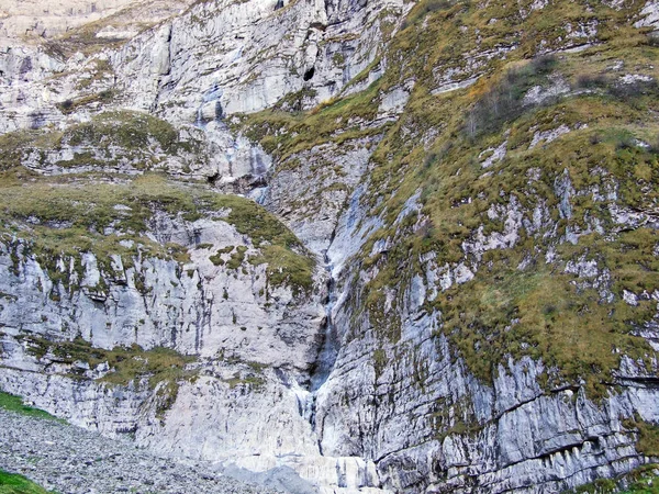 石および湖 Klontalersee グラールス州のカントン スイス連邦共和国の上 Glarnisch Vorder Glarnisch の山の石 — ストック写真