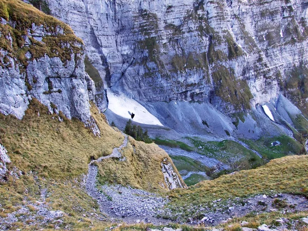 Kayalar ve taşlar Dağları'nın Glarnisch ve Vorder Glarnisch Gölü Klontalersee - Canton Glarus, İsviçre yukarıda