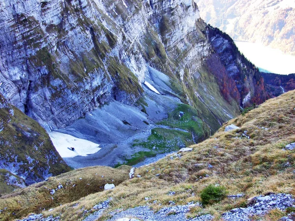 Kayalar ve taşlar Dağları'nın Glarnisch ve Vorder Glarnisch Gölü Klontalersee - Canton Glarus, İsviçre yukarıda