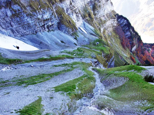Glarus 州湖上方的 Glarnisch Vorder Glarnisch 山脉的岩石和石头 — 图库照片