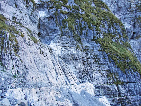 Kayalar ve taşlar Dağları'nın Glarnisch ve Vorder Glarnisch Gölü Klontalersee - Canton Glarus, İsviçre yukarıda