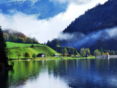 Sonbahar otlak ve göl Klontalersee vadisinde veya Klontal Vadisi - Canton Glarus, İsviçre çiftlikleri