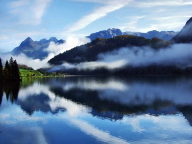 Alp Gölü Klontalersee Klontal Vadisi ve dağ silsilesi Glarus Alps - Canton Glarus, İsviçre