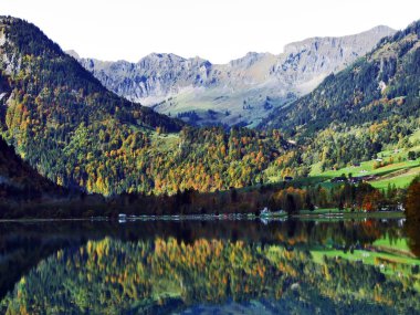 Alp Gölü Klontalersee Klontal Vadisi ve dağ silsilesi Glarus Alps - Canton Glarus, İsviçre