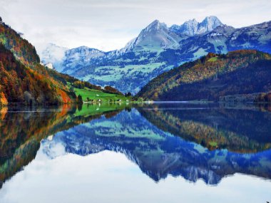 Alp Gölü Klontalersee Klontal Vadisi ve dağ silsilesi Glarus Alps - Canton Glarus, İsviçre