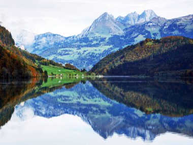 Alp Gölü Klontalersee Klontal Vadisi ve dağ silsilesi Glarus Alps - Canton Glarus, İsviçre