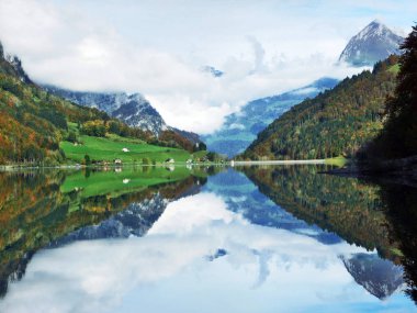Alp Gölü Klontalersee Klontal Vadisi ve dağ silsilesi Glarus Alps - Canton Glarus, İsviçre