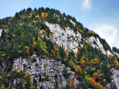 Kayalık tepe Sulzberg Glarus alp dağ silsilesi ve üstünde göl Klontalersee - Canton Glarus, İsviçre