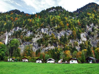Kayalık tepe Sulzberg Glarus alp dağ silsilesi ve üstünde göl Klontalersee - Canton Glarus, İsviçre