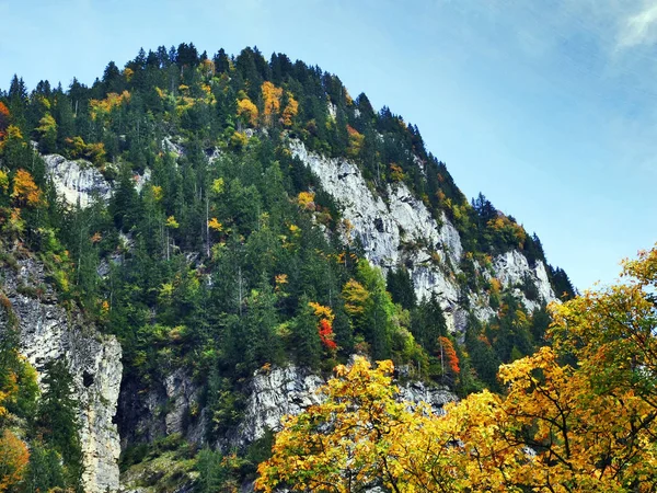 洛鲁斯阿尔卑斯山山脉和克洛塔勒湖上方的洛奇峰苏尔茨贝格 瑞士格拉鲁斯州 — 图库照片