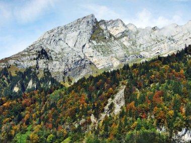 Kayalık tepe Ochsenchopf Glarus alp dağ silsilesi ve üzeri Lake Klontalersee - Canton Glarus, İsviçre