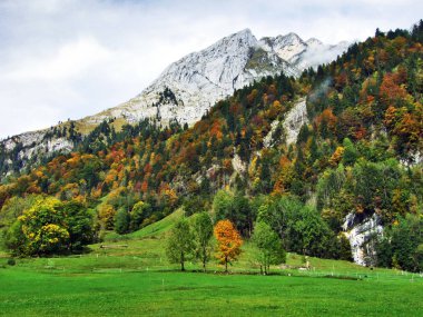 Kayalık tepe Ochsenchopf Glarus alp dağ silsilesi ve üzeri Lake Klontalersee - Canton Glarus, İsviçre