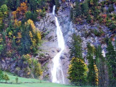 Sulzbachfall şelale Klontal Vadisi ve yanında göl Klontalersee - Canton Glarus, İsviçre