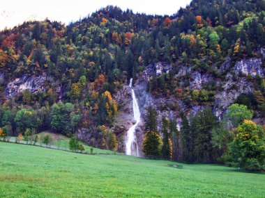 Sulzbachfall şelale Klontal Vadisi ve yanında göl Klontalersee - Canton Glarus, İsviçre