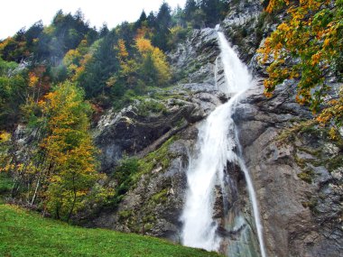 Sulzbachfall şelale Klontal Vadisi ve yanında göl Klontalersee - Canton Glarus, İsviçre