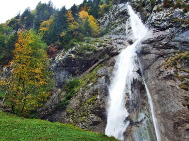 Sulzbachfall şelale Klontal Vadisi ve yanında göl Klontalersee - Canton Glarus, İsviçre