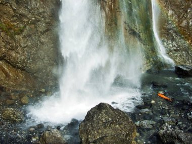 Sulzbachfall şelale Klontal Vadisi ve yanında göl Klontalersee - Canton Glarus, İsviçre