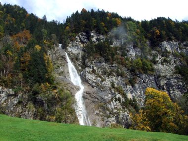 Sulzbachfall şelale Klontal Vadisi ve yanında göl Klontalersee - Canton Glarus, İsviçre