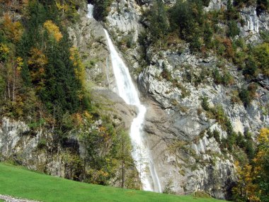 Sulzbachfall şelale Klontal Vadisi ve yanında göl Klontalersee - Canton Glarus, İsviçre