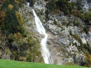Sulzbachfall şelale Klontal Vadisi ve yanında göl Klontalersee - Canton Glarus, İsviçre