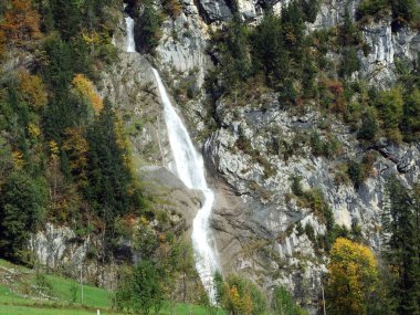 Sulzbachfall şelale Klontal Vadisi ve yanında göl Klontalersee - Canton Glarus, İsviçre