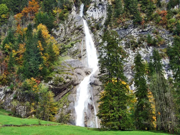 Sulzbachfall şelale Klontal Vadisi ve yanında göl Klontalersee - Canton Glarus, İsviçre