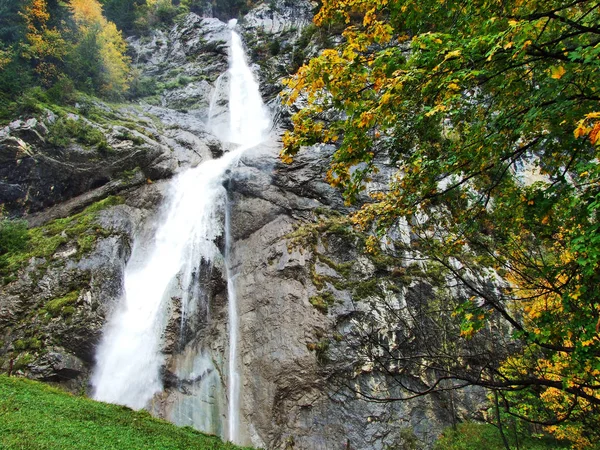Sulzbachfall şelale Klontal Vadisi ve yanında göl Klontalersee - Canton Glarus, İsviçre