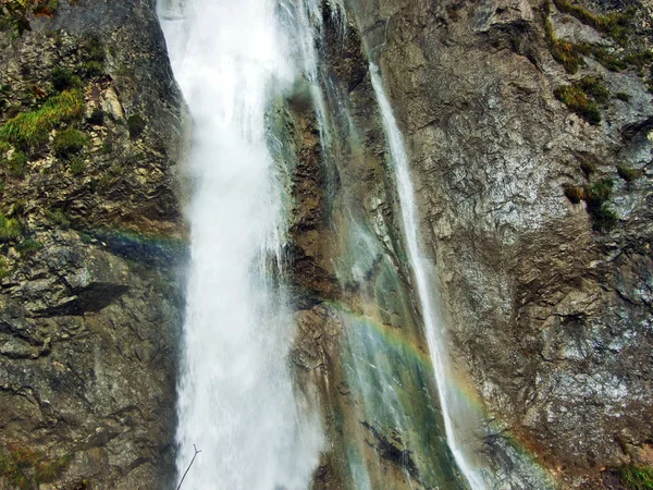 Sulzbachfall şelale Klontal Vadisi ve yanında göl Klontalersee - Canton Glarus, İsviçre