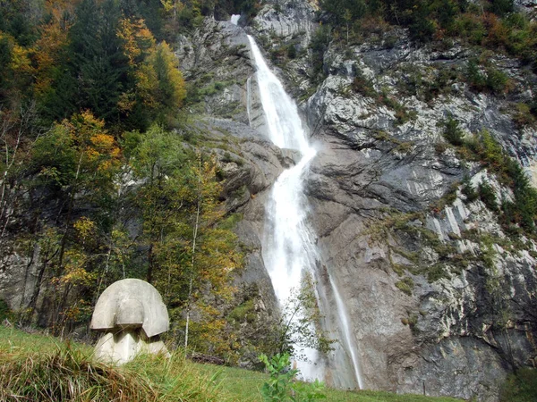 Sulzbachfall şelale Klontal Vadisi ve yanında göl Klontalersee - Canton Glarus, İsviçre