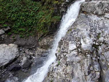 Dungellauifall şelale Klontal Vadisi ve yanında göl Klontalersee - Canton Glarus, İsviçre