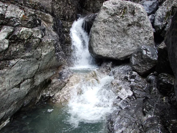 Cachoeira Dungellauifall Vale Klontal Lado Lago Klontalersee Cantão Glarus Suíça — Fotografia de Stock