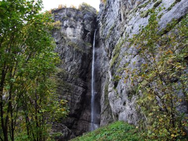 Dungellauifall ve Darlibachfall Klontal Vadisi ve göl Klontalersee yanındaki arasında şelale