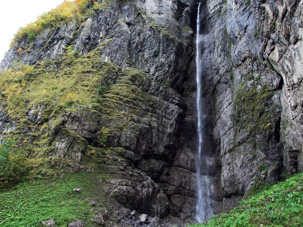 Cachoeira Entre Dungellauifall Darlibachfall Vale Klontal Lado Lago Klontalersee — Fotografia de Stock