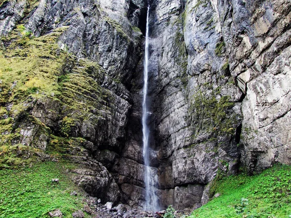 Vodopád Mezi Dungellauifall Darlibachfall Údolí Klontal Jezero Klontalersee — Stock fotografie